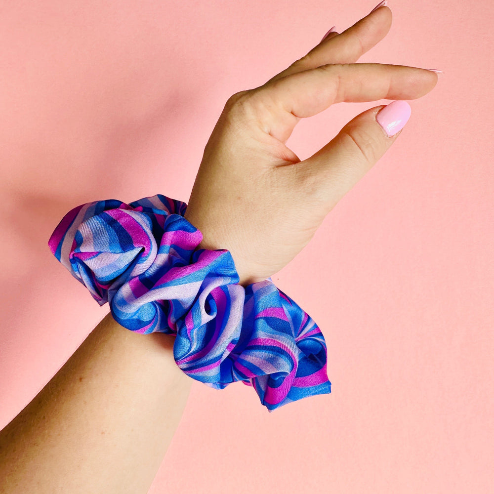 
            
                Load image into Gallery viewer, Scrunchie - Vintage Floral
            
        